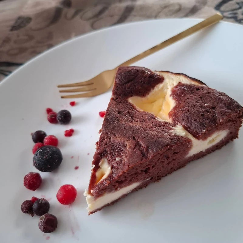 Boci-Kuchen mit Fibriya-Red-Velvet-Biskuit, fertiges Gericht auf dem Hauptfoto