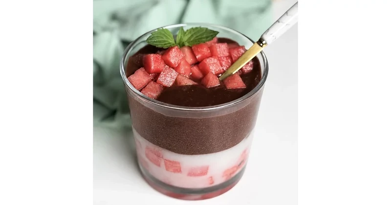Schokoladen-Kokos-Keto-Dessert im Glas mit Melone