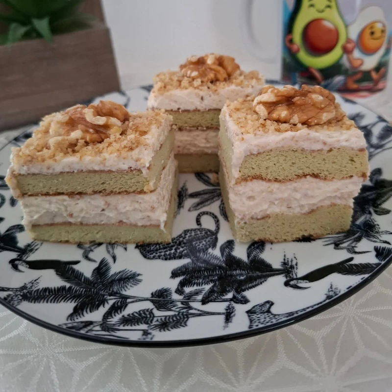 Pistazienbiskuit mit Walnuss-Mascarpone-Creme, fertiges Gericht auf dem Hauptfoto