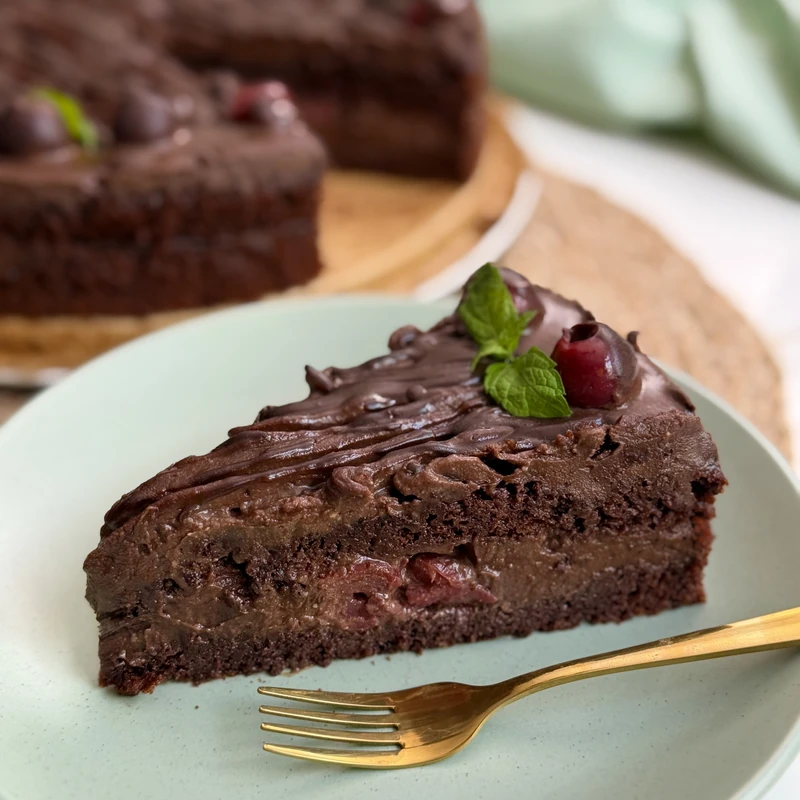 Low-Carb-Torte mit Sauerkirschen und Schokolade, fertiges Gericht auf dem Hauptfoto