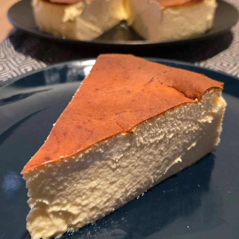 Fibriya-Käsekuchen, fertiges Gericht auf dem Hauptfoto