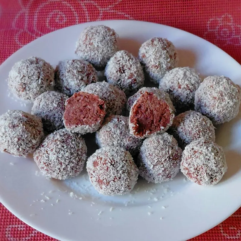 Red-Velvet-Kugeln, fertiges Gericht auf dem Hauptfoto