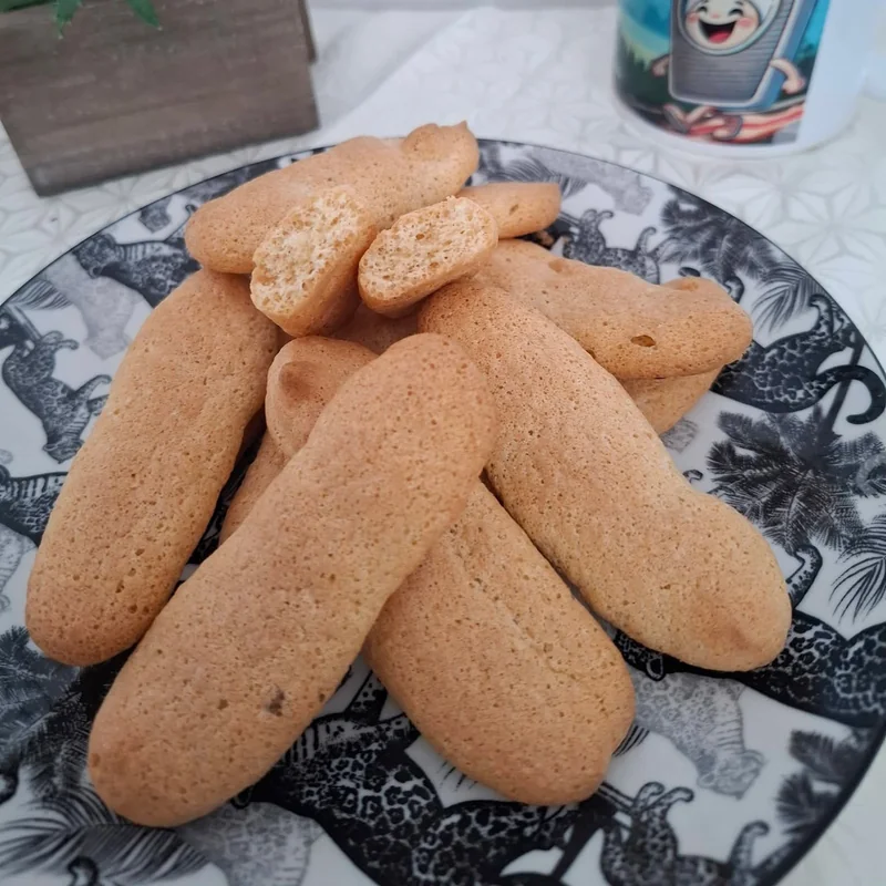 Keto-Babapiskuits, fertiges Gericht auf dem Hauptfoto