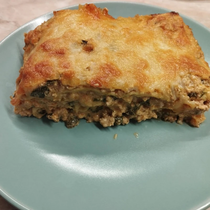 Lasagne mit Sahne und Spinat, fertiges Gericht auf dem Hauptfoto