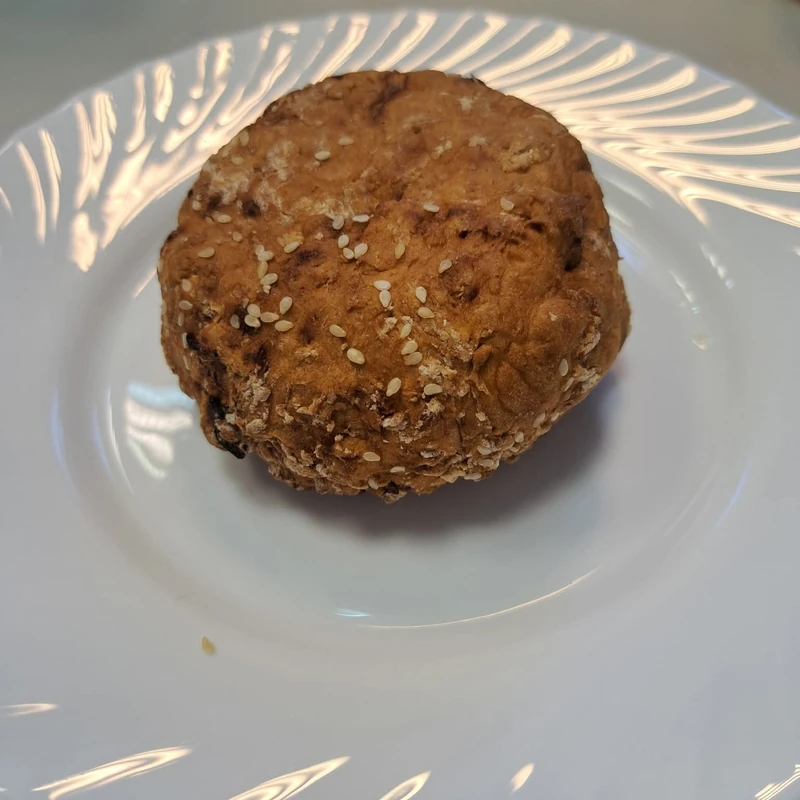 Brötchen mit Röstzwiebeln, fertiges Gericht auf dem Hauptfoto