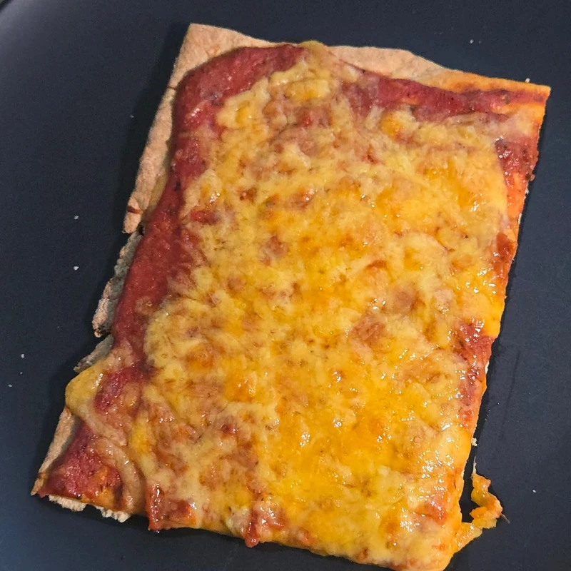 Fibriya-Pizza mit Sardellensoße, fertiges Gericht auf dem Hauptfoto