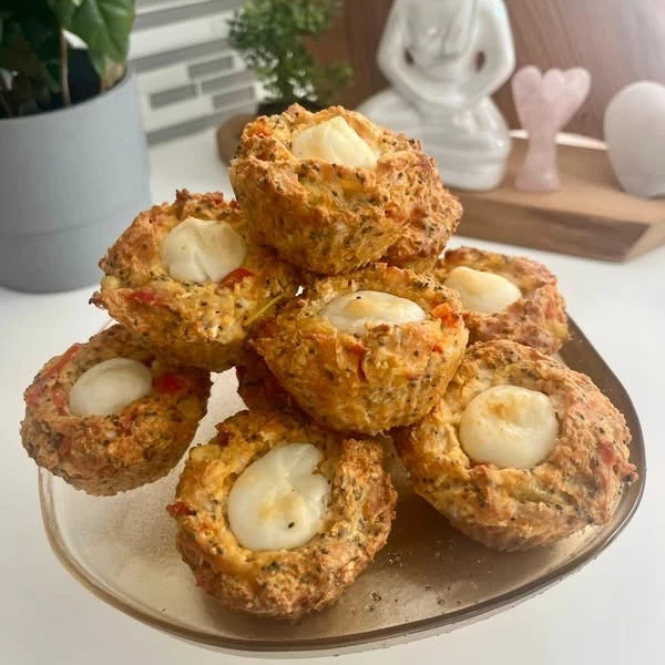Gemüse-Ketochips-Muffins, fertiges Gericht auf dem Hauptfoto