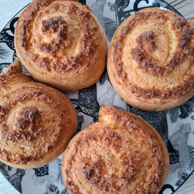 Kokos- und Nussschnecken, fertiges Gericht auf dem Hauptfoto