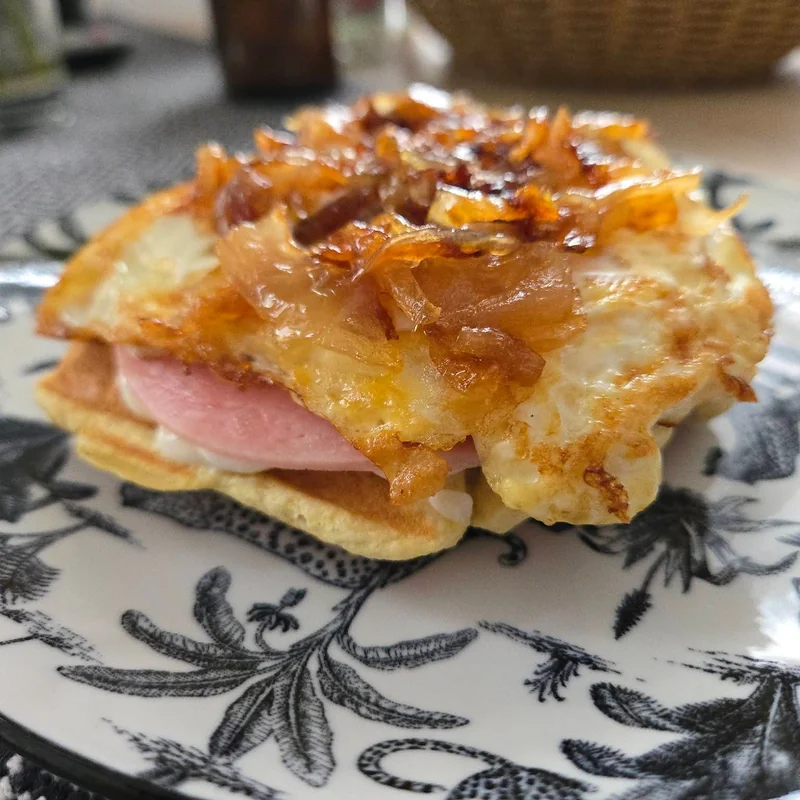 Karamellisierte Zwiebelwaffeln mit Ei und Fibriya, fertiges Gericht auf dem Hauptfoto