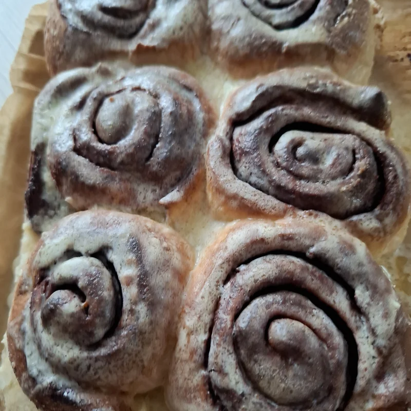 Zimtschnecken, fertiges Gericht auf dem Hauptfoto