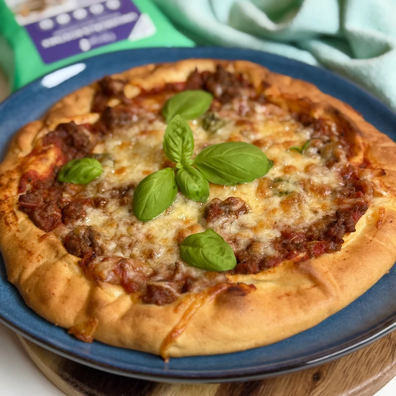 Pizza aus Fibriya Universal Ballaststoffmix, fertiges Gericht auf dem Hauptfoto