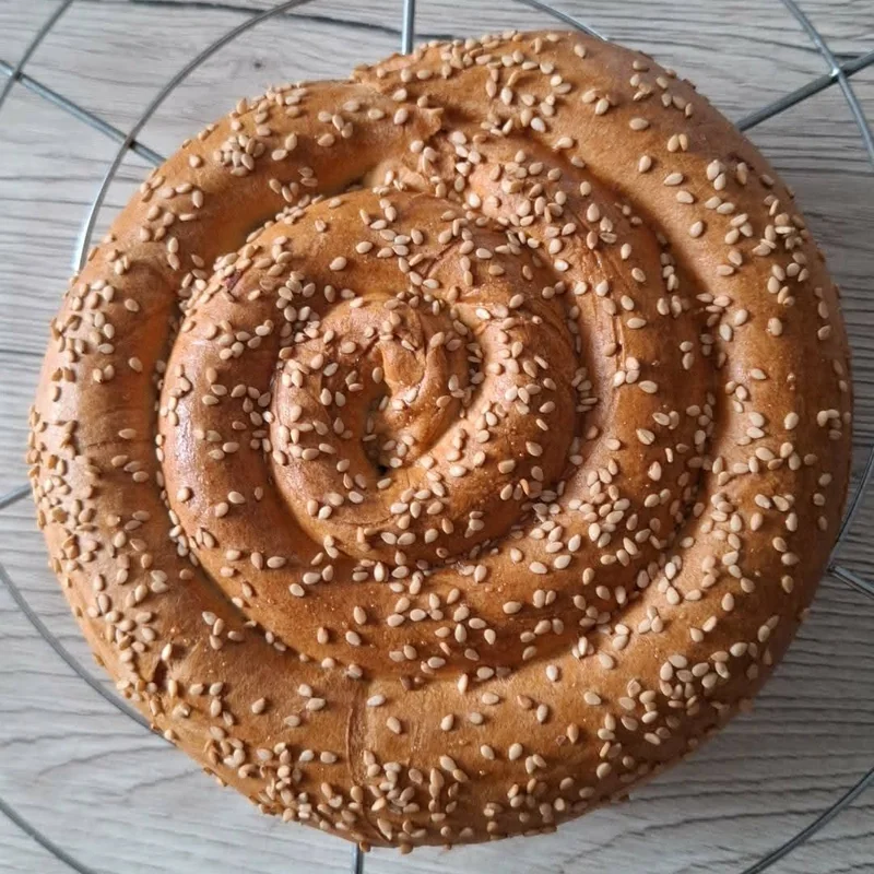 Börek mit Kohl und Pilzen, fertiges Gericht auf dem Hauptfoto