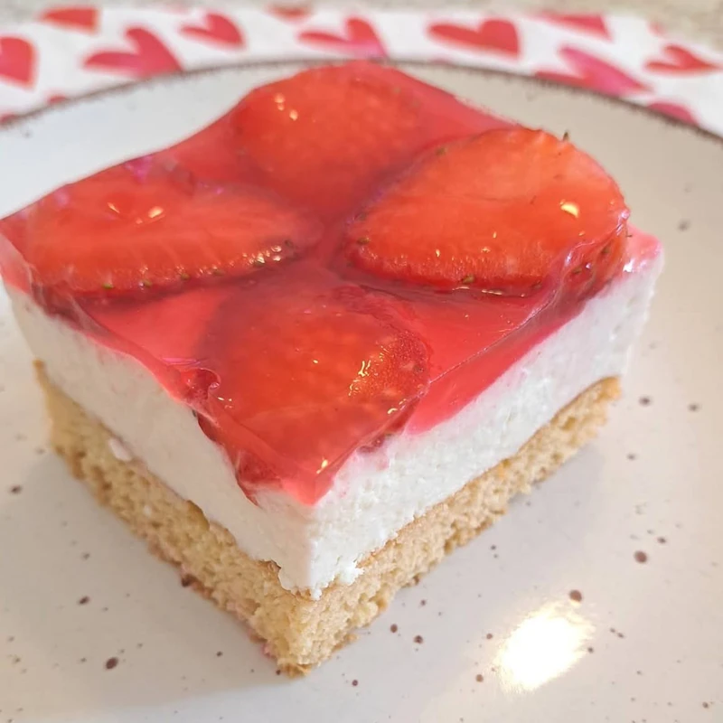 Ketogene Erdbeer-Quark-Schnitte, fertiges Gericht auf dem Hauptfoto