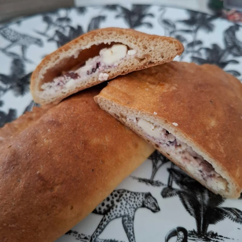 Gefüllte Teigtaschen mit Feta und Oliven, fertiges Gericht auf dem Hauptfoto