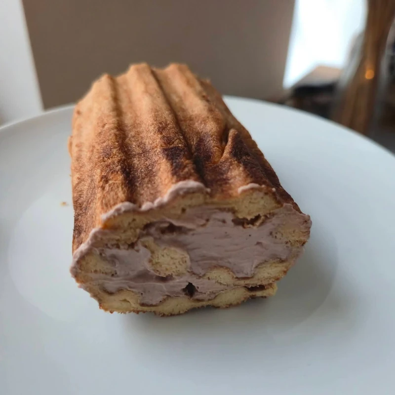 Vanille-Biskuitrolle mit Skyrcreme, fertiges Gericht auf dem Hauptfoto