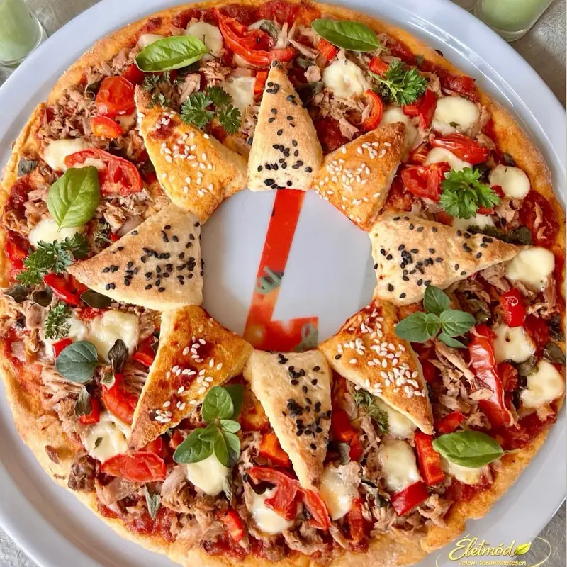 Quark-Pizzakranz mit Thunfisch, fertiges Gericht auf dem Hauptfoto