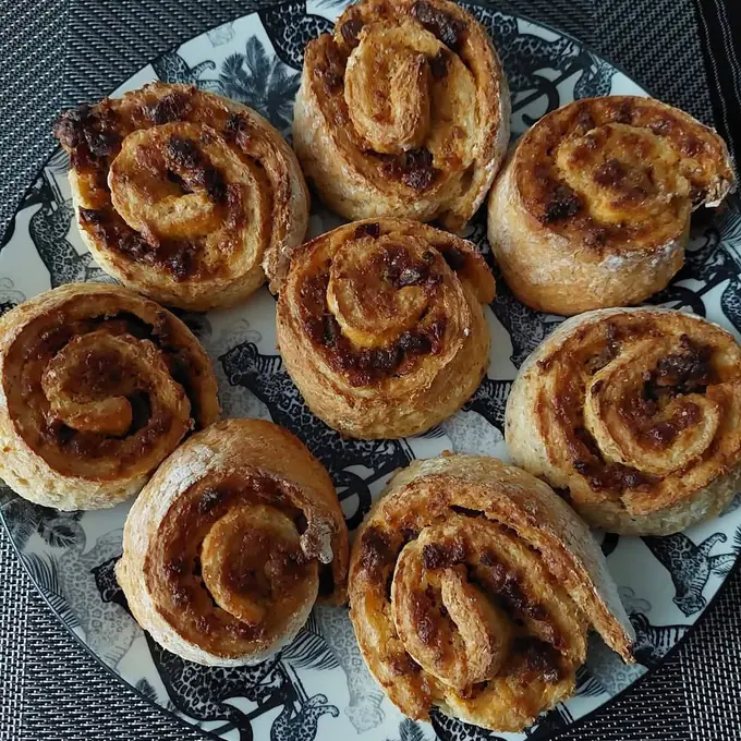 Käse-Wurst-Schnecken, fertiges Gericht auf dem Hauptfoto