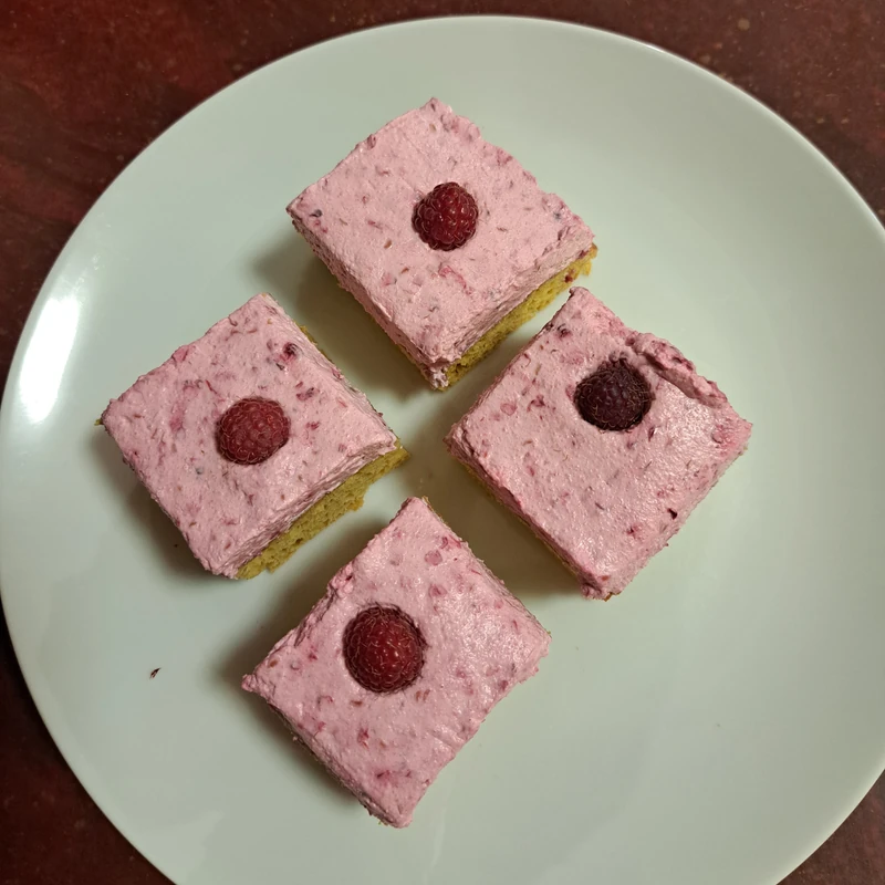 Vanille-Biskuit mit Himbeerschaum, fertiges Gericht auf dem Hauptfoto