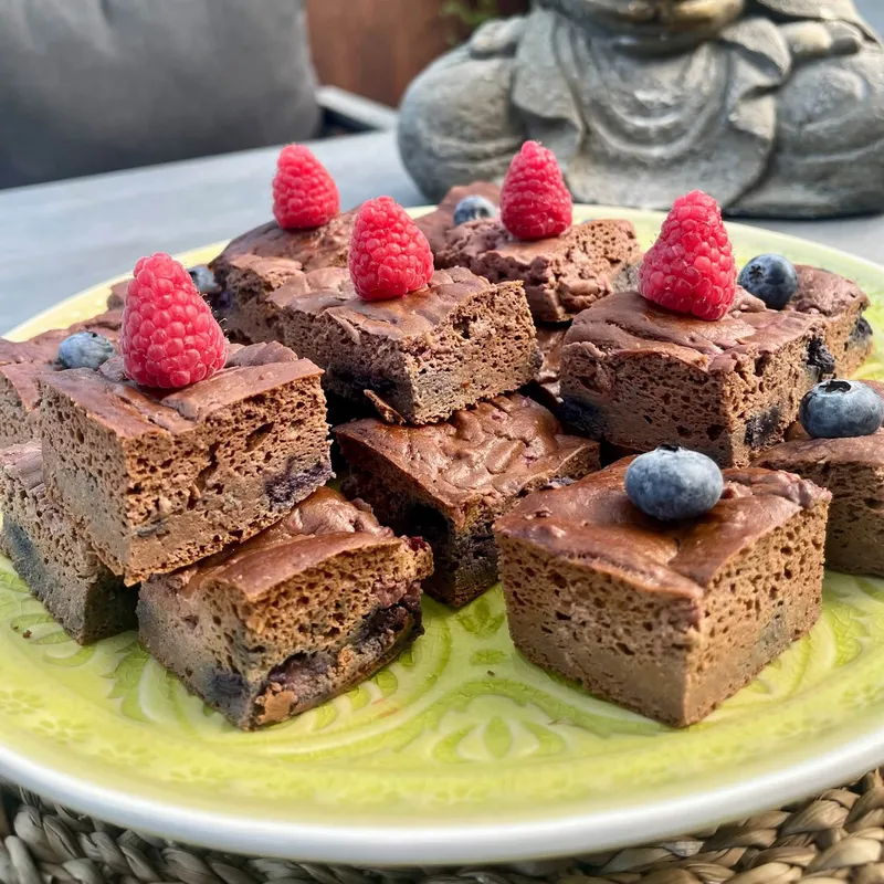 Himbeer-Avocado-Brownie, fertiges Gericht auf dem Hauptfoto